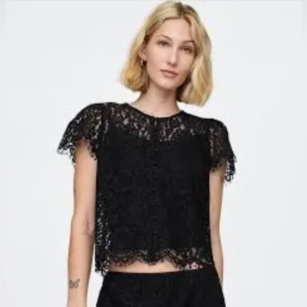 Black lace cap sleeve GAP top